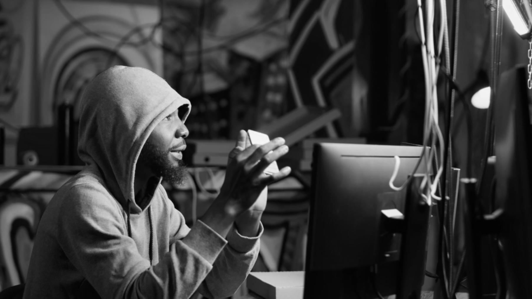 Entwickler arbeitet an Spielprogrammierung